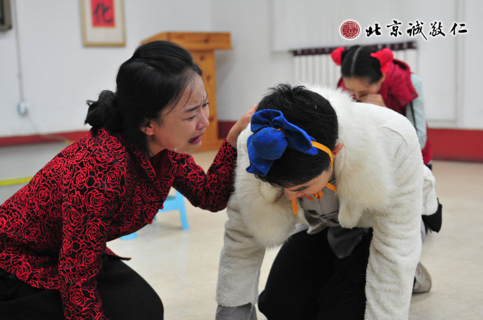 配圖：現(xiàn)場(chǎng)觀眾歡樂無(wú)限、笑聲連連  