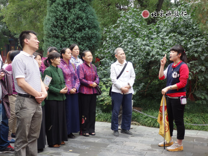 配圖：祭祀活動結束后，大家跟隨導游一同走進國子監(jiān)的歷史長河