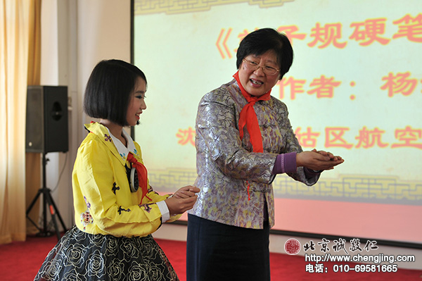 楊老師與同學演繹如何將手洗干凈。