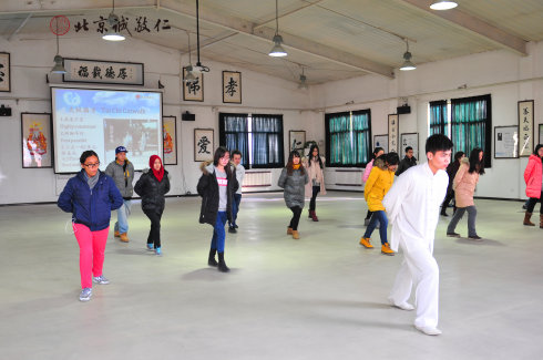 中外大學(xué)生體驗(yàn)太極拳            
